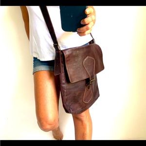 Cognac. Extra Large Leather crossbody messenger bag